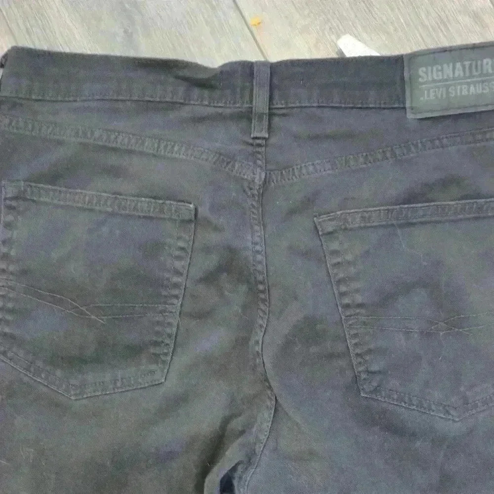 Levi's - Picture 3 of 4